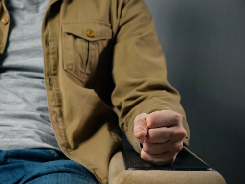 Fotel gamingowy z regulowanymi podłokietnikami – przekonaj się, że długotrwałe sesje przy komputerze mogą być komfortowe!
