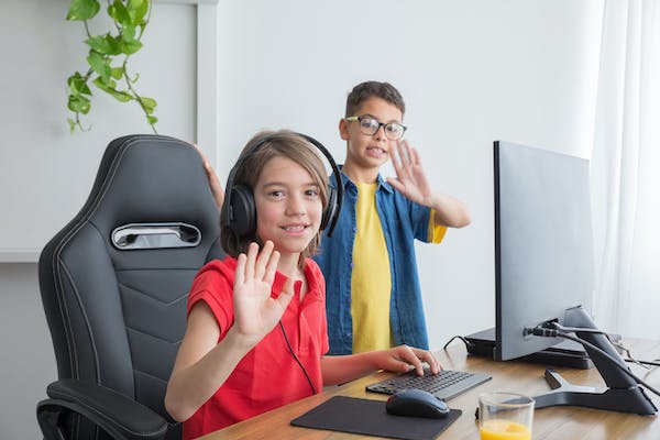 Biurko szkolne a biurko gamingowe – które warto wybrać dla dziecka? Biurka gamingowe – co trzeba wiedzieć?