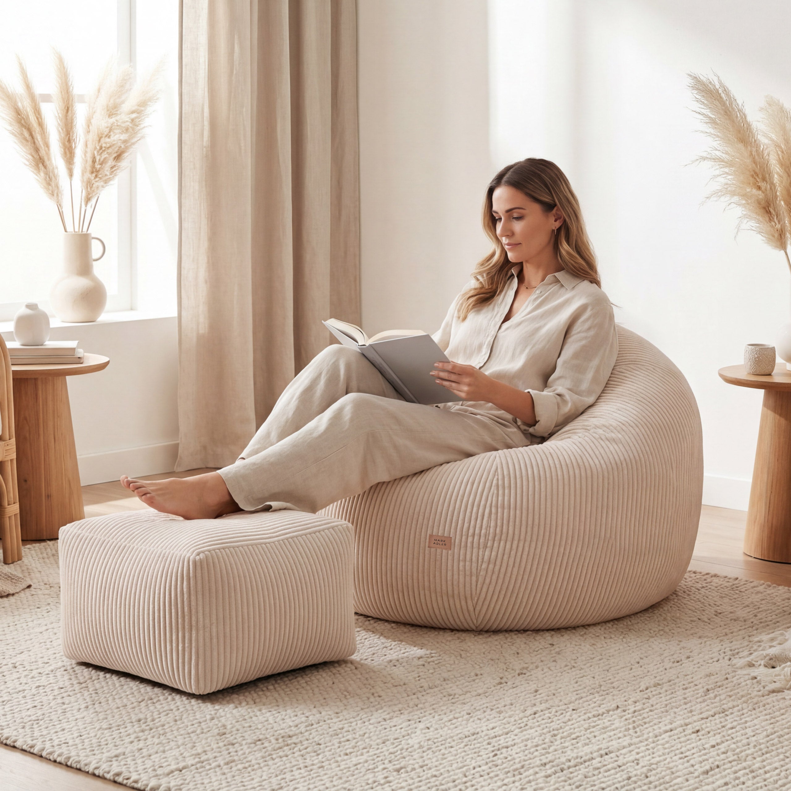 Sillón puf de pana con reposapiés Mark Adler Comfy 3.0 Beige