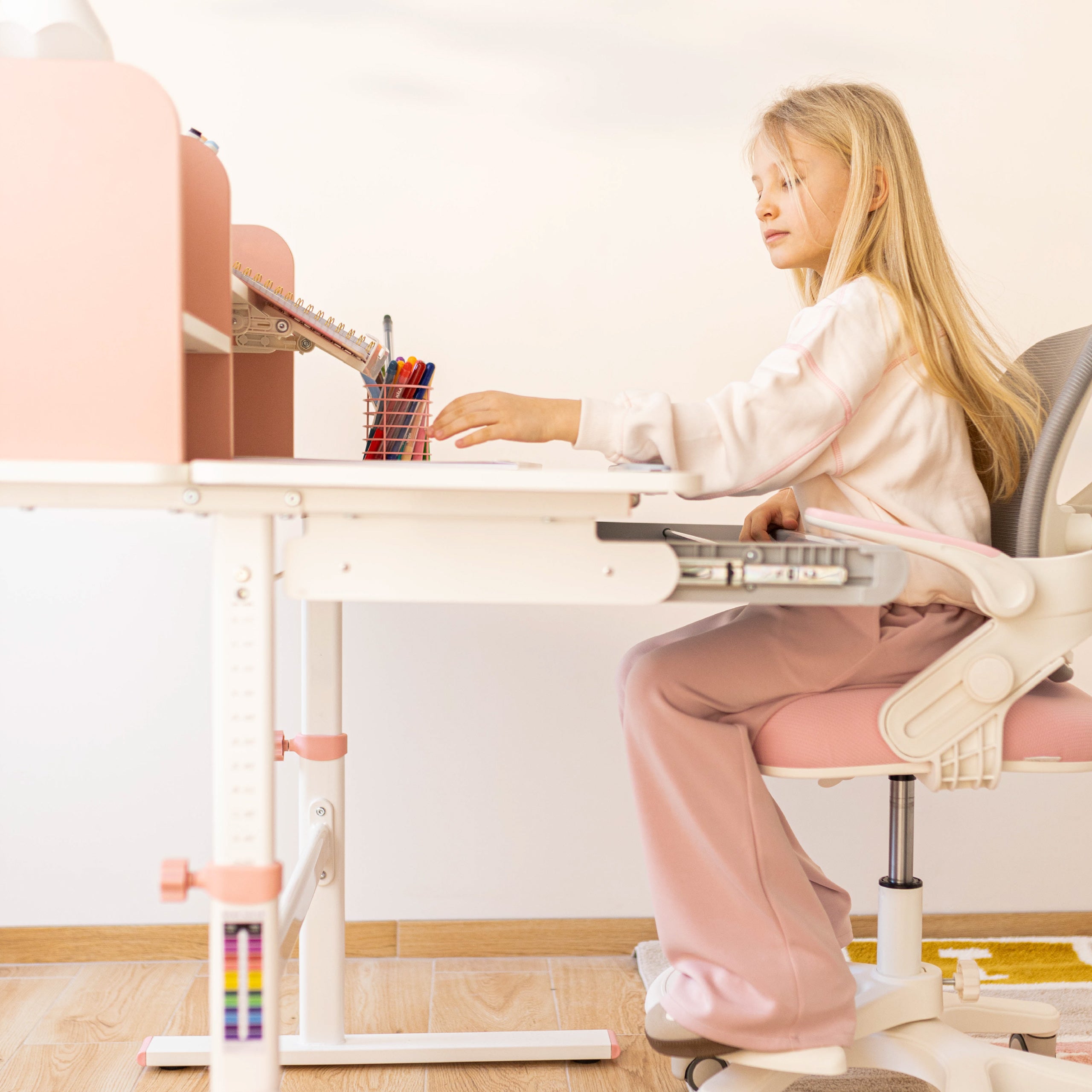 Escritorio ergonómico para niños Mark Adler Study 5.0 Pink, 90 cm