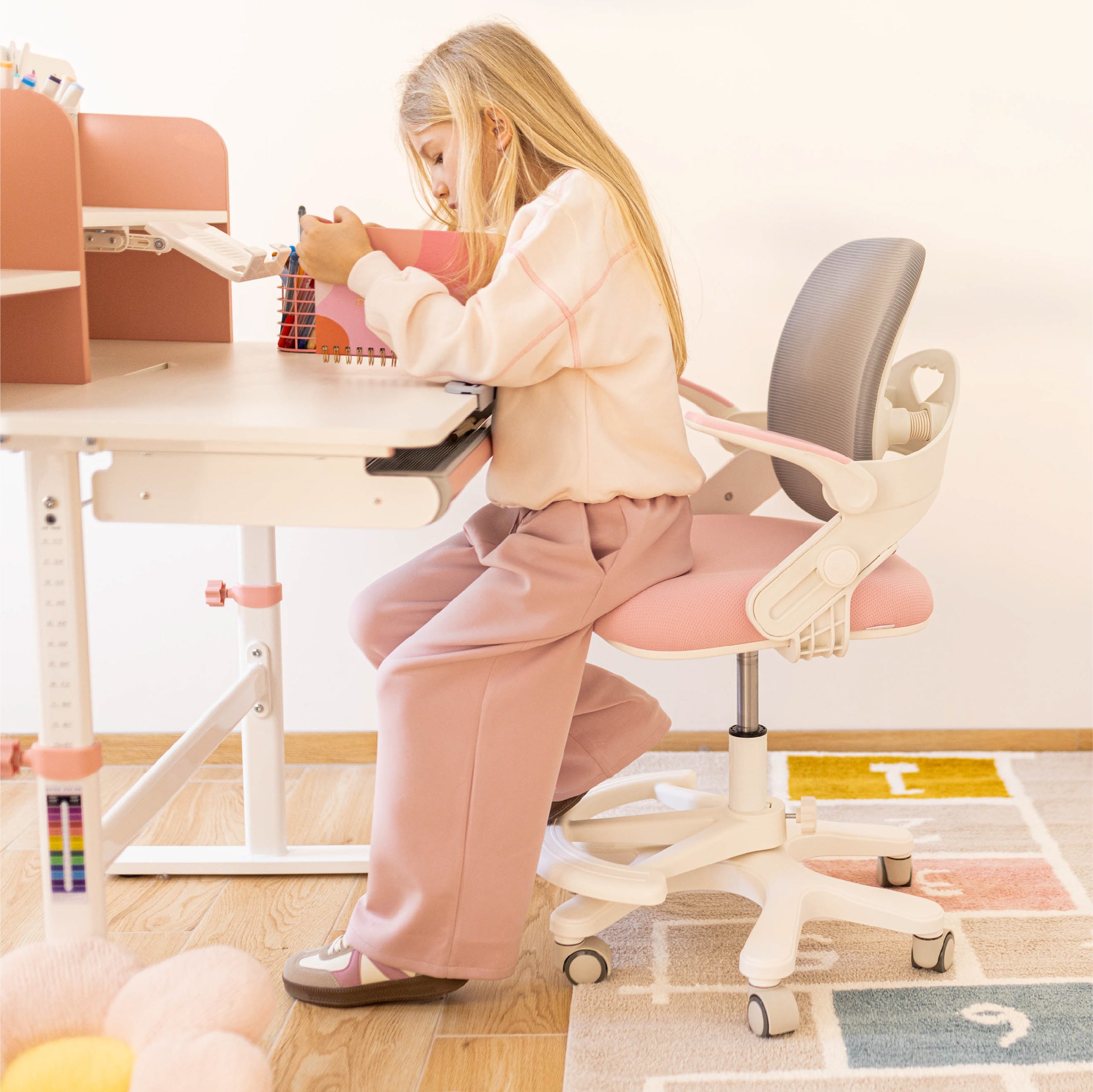 Silla de escritorio para niños Mark Adler Junior 4.3 rosa-gris