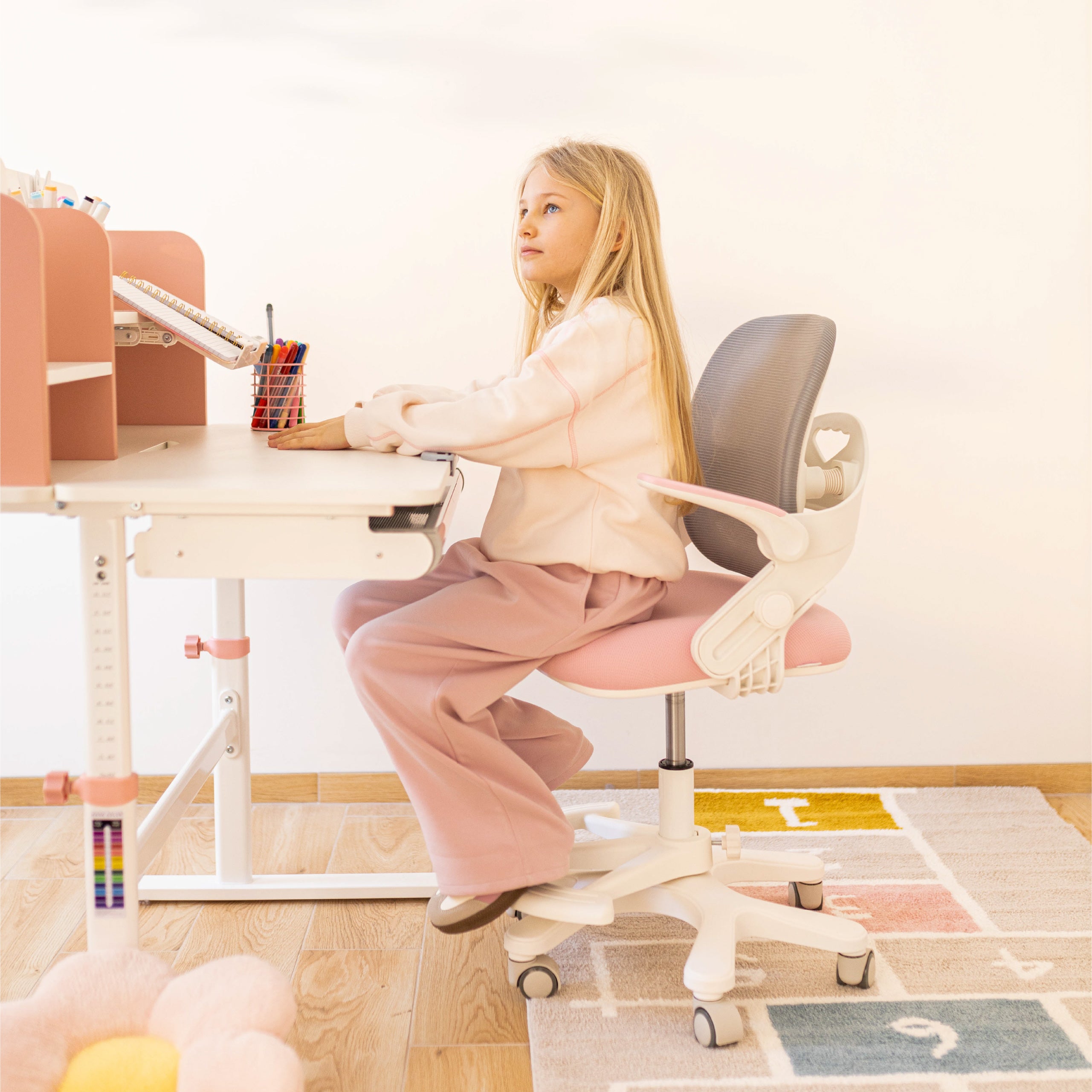 Escritorio ergonómico para niños Mark Adler Study 5.0 Pink, 90 cm