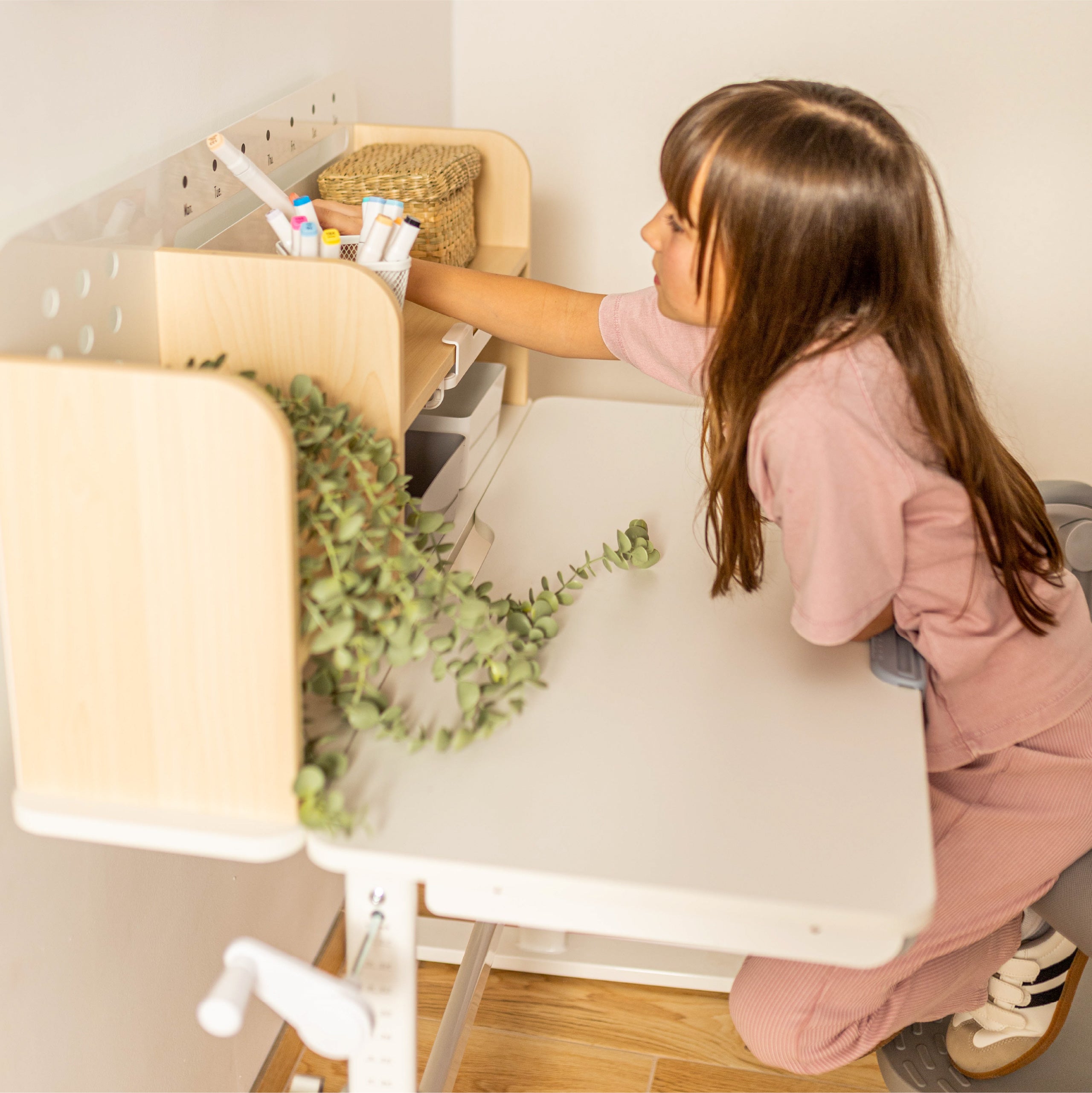 Escritorio ergonómico para niños Mark Adler Study 5.0 Wood de 90 cm